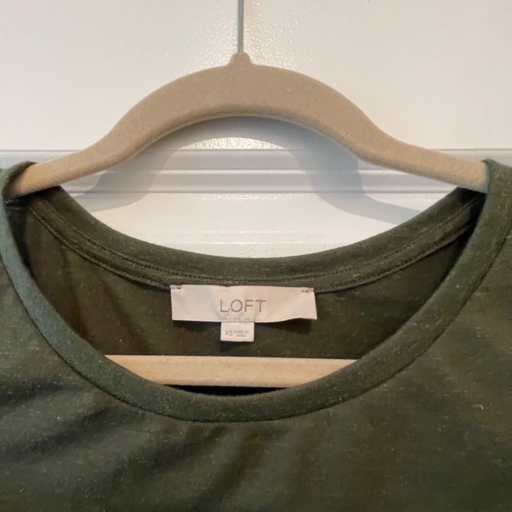 Women’s Anne Taylor Loft size XS camo green quarter slouch sleeve top